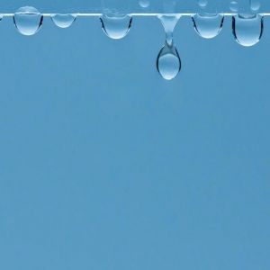 Gocce d'acqua su sfondo blu