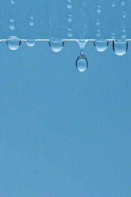 Gocce d'acqua su sfondo blu - wallpaper preview