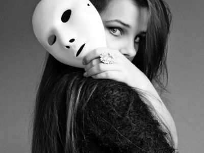 Ritratto Misterioso con Maschera - wallpaper preview