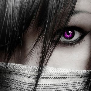 Ragazza Misteriosa con Occhio Viola