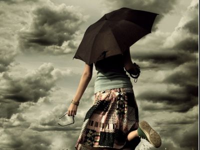 Ragazza con Ombrello sotto Cieli Drammatici - wallpaper preview