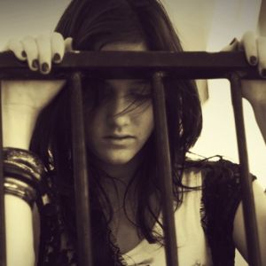 Ragazza Emotiva Dietro le Sbarre