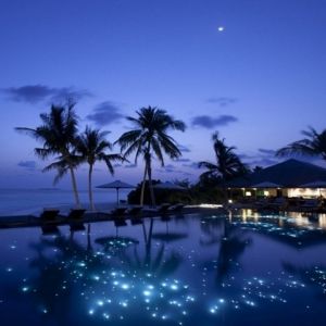 Piscina Notturna Serene con Palme