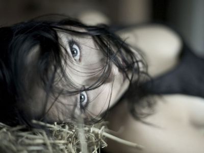 Ritratto affascinante di una donna - wallpaper preview
