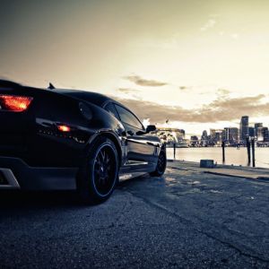 Auto sportivo nero al tramonto