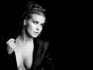 Ritratto Elegante in Bianco e Nero