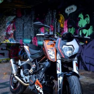 Motocicletta Elegante in Graffiti Urbano