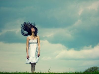 Ragazza in Abito Fluttuante