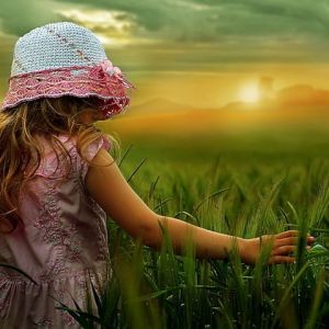 Ragazza in un Campo al Tramonto