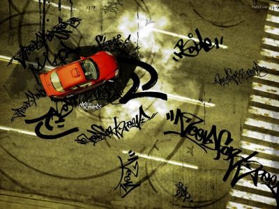 Auto rosso con graffiti