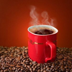 Caffè Fumante in Tazza Rossa