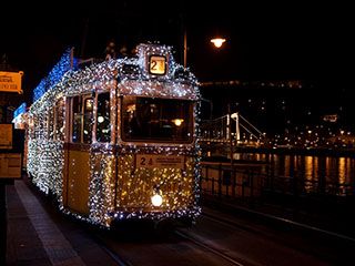 Tram Decorato con Luci Festive - wallpaper preview