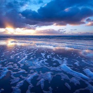 Sereno tramonto sull'oceano