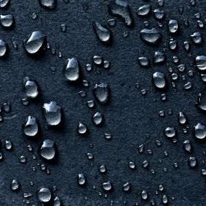 Gocce d'acqua su superficie scura