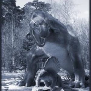 Scultura di dinosauro nella natura