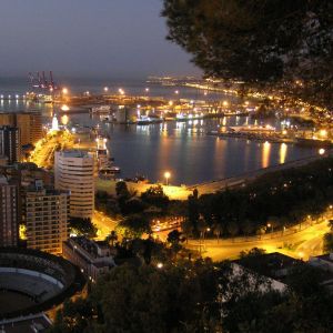Vista notturna della città portuale