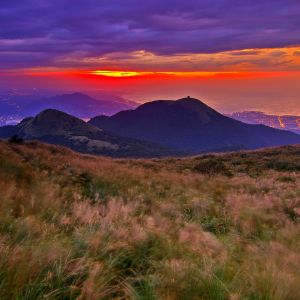 Meraviglioso tramonto sulle montagne