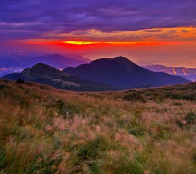Meraviglioso tramonto sulle montagne