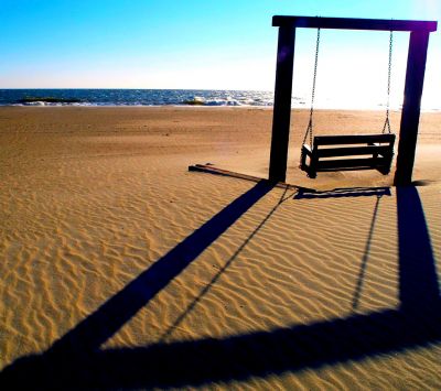Altalena sulla spiaggia al tramonto - wallpaper preview
