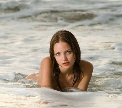 Bella Ragazza nelle Onde dell'Oceano - wallpaper preview