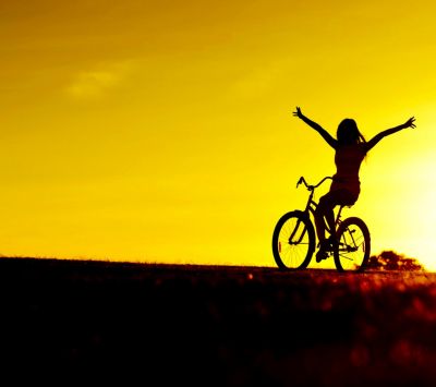 Ragazza in Bicicletta al Tramonto - wallpaper preview
