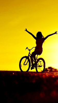 Ragazza in Bicicletta al Tramonto - wallpaper preview