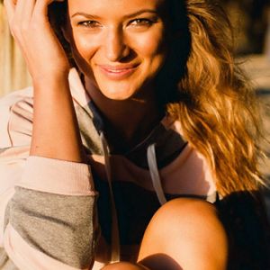 Ragazza Sorridente alla Luce del Sole
