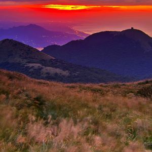 Meraviglioso tramonto sulle montagne
