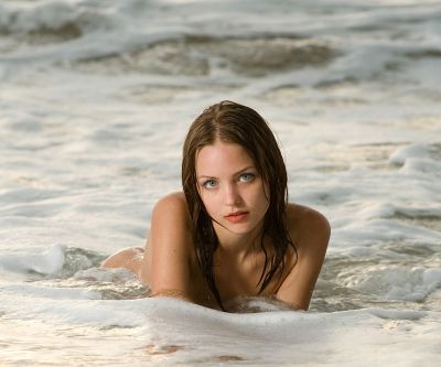 Bella Ragazza nelle Onde dell'Oceano - wallpaper preview