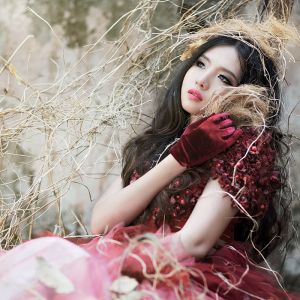 Ragazza Elegante in Abito Rosso