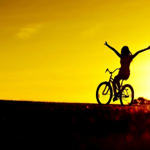 Ragazza in Bicicletta al Tramonto