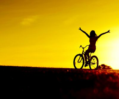 Ragazza in Bicicletta al Tramonto - wallpaper preview