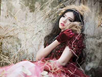 Ragazza Elegante in Abito Rosso