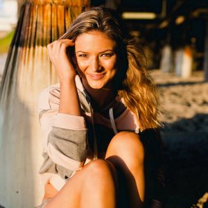 Ragazza Sorridente in Spiaggia