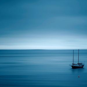 Oceano Calmo con Vela