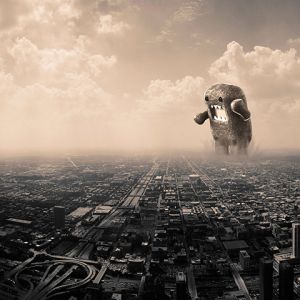 Mostro Gigante Sopra la Città
