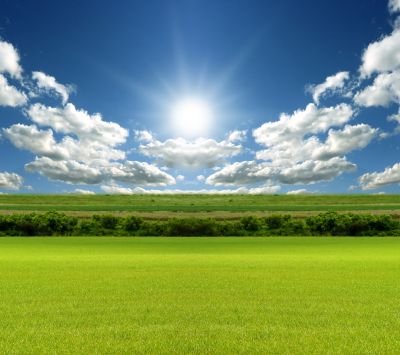 Paesaggio Soleggiato con Cielo Blu - wallpaper preview