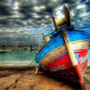 Barca da Pesca Colorata sulla Spiaggia
