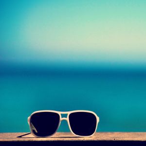 Occhiali da sole eleganti al mare