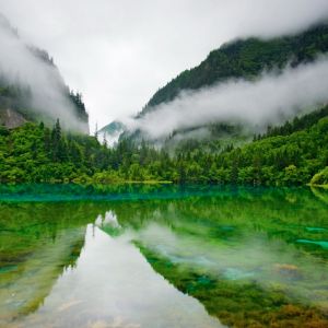 Lago di Montagna Serene