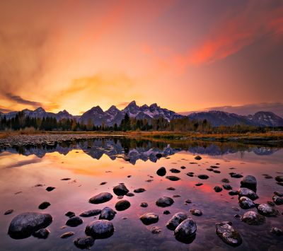 Meravigliosa riflessione del tramonto sulle montagne - wallpaper preview
