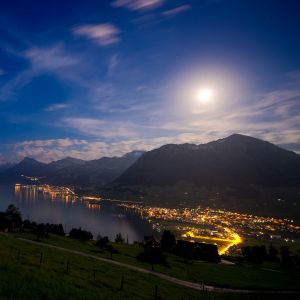 Lago e Montagne al Chiaro di Luna