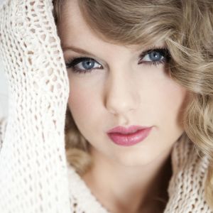 Ritratto mozzafiato di una ragazza affascinante