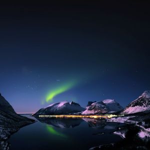 Aurore Boreali sulle Montagne Innevate