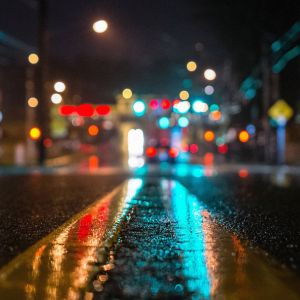 Riflessione delle luci notturne della città