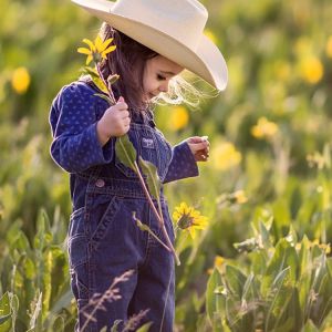 Bambina Carina con Cappello da Cowboy