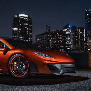 Auto sportivo arancione elegante di notte