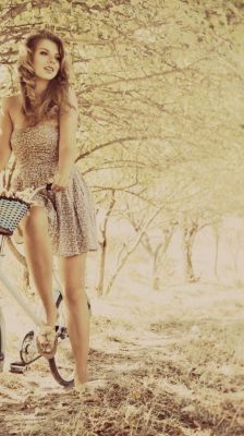 Ragazza Incantevole in Bicicletta - wallpaper preview