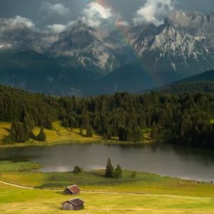 Paesaggio montano con arcobaleno