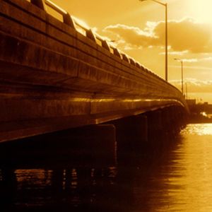 Tramonto dorato sul ponte